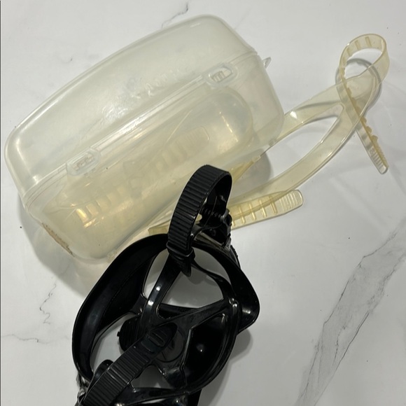 Black Dual-Lens Underwater Camera Mask with Protective Case - Picture 5 of 5